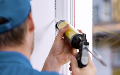 Construction worker sealing the window with Sabre product
